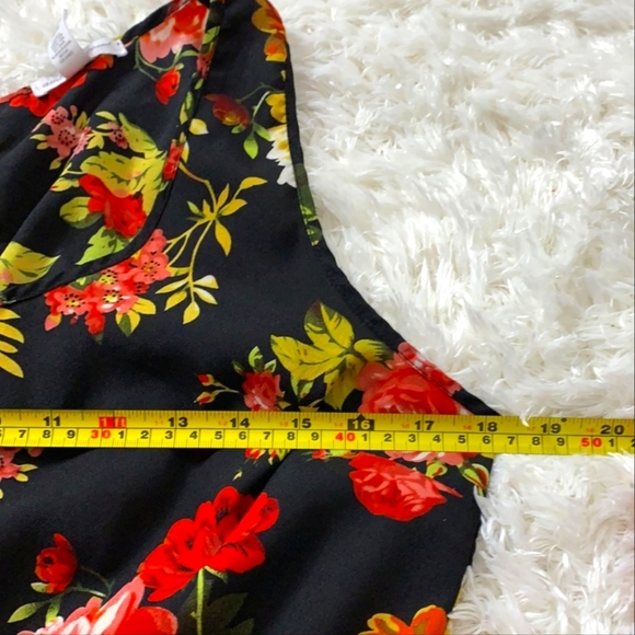 Ambiance - 🖤❤️🤎💛 Floral Romper **(Tag says SIZE L) But it fits like a SMALL** - Picture 8 of 11